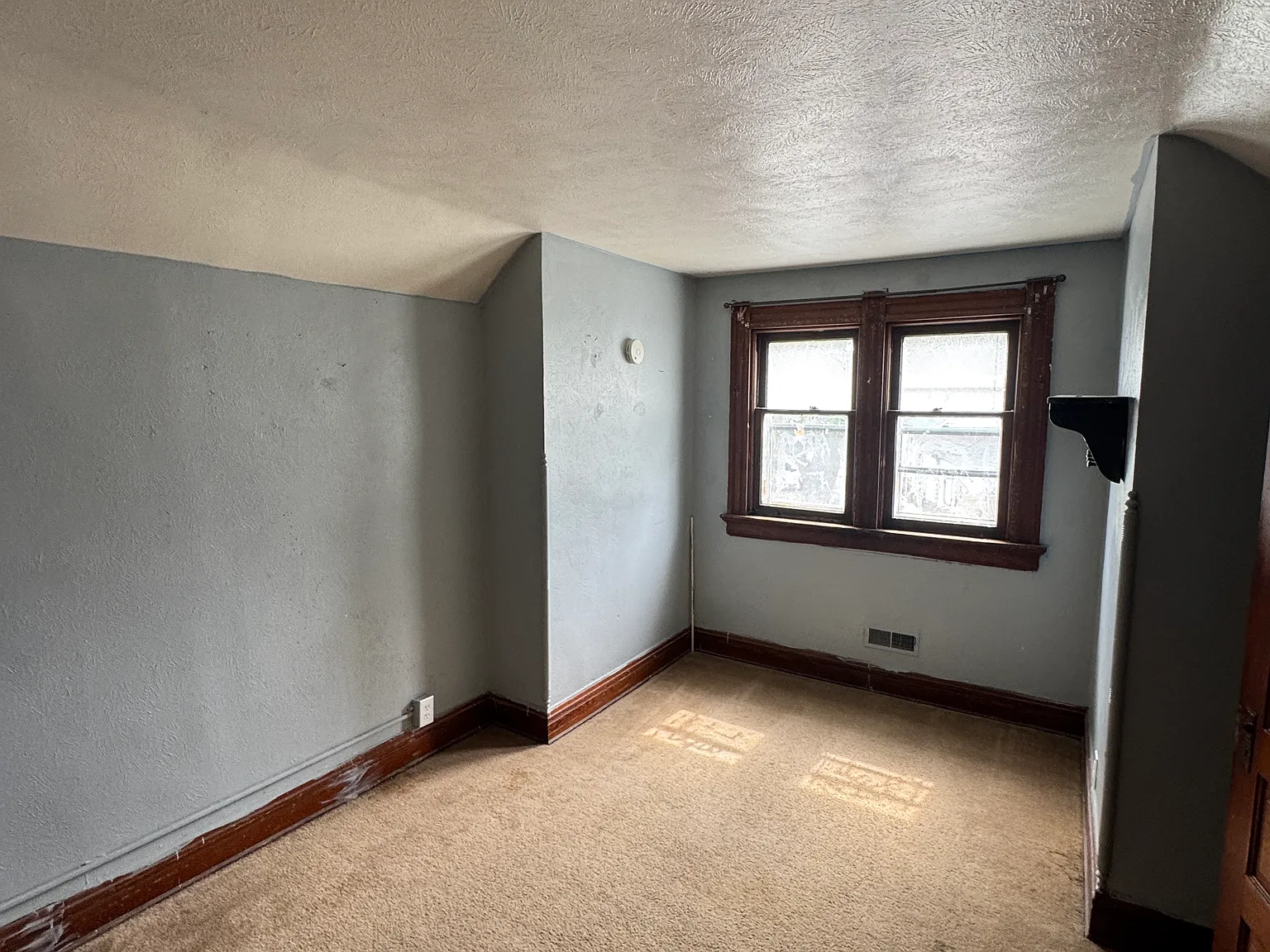 3 bed, 1.5 bath, 1901 sqft, $1,200 — Photo 4