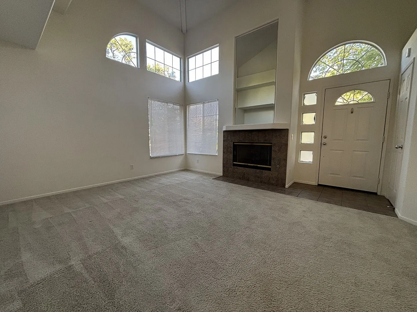 Large Townhome - 3 Bed/ 3 Bath with 2 car garage in Carmel Valley! — Photo 4