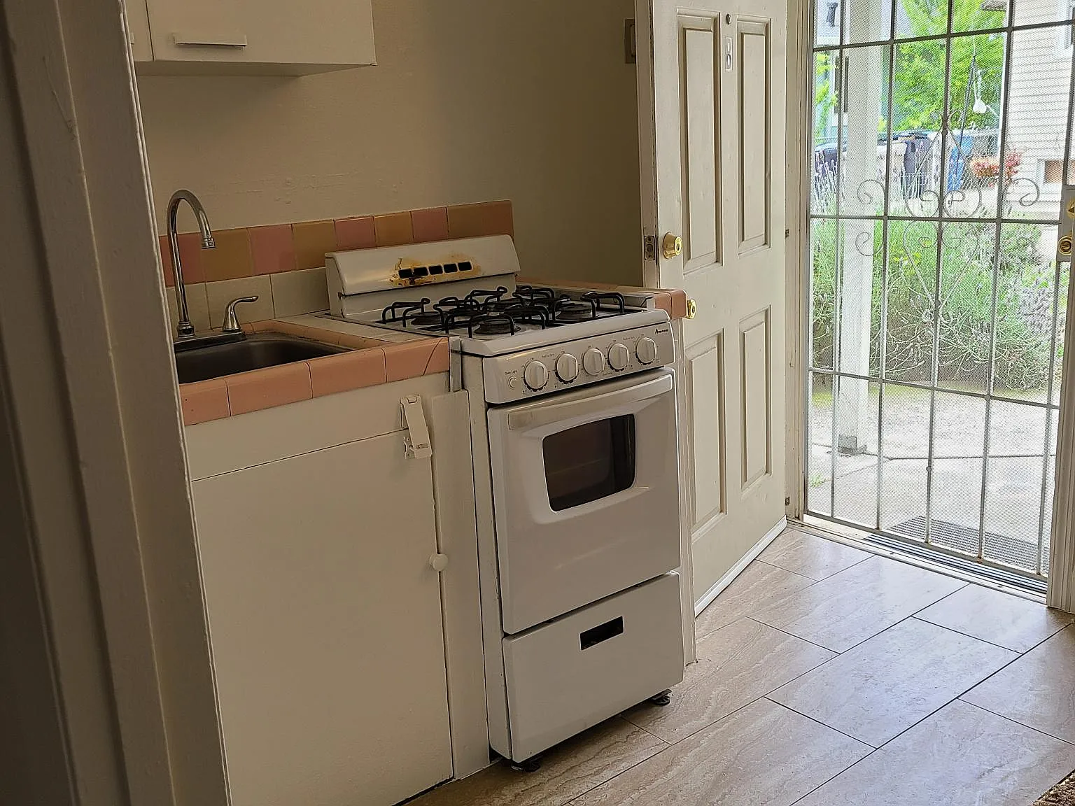 1 bed, 400 sqft, $1,175 — Photo 2
