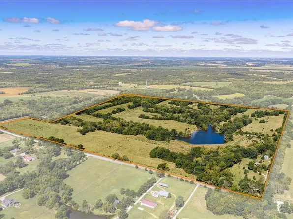 1593 Rock Creek Rd, Ottawa, KS 66067