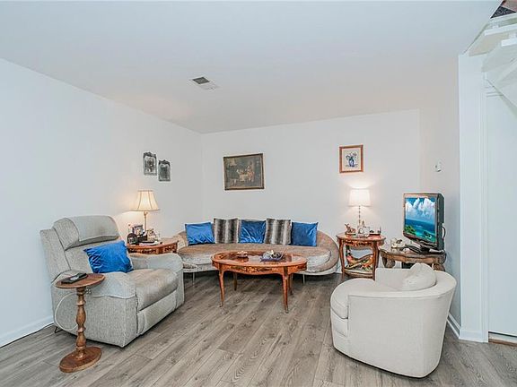 4th image of 55 Rumson Rd #55