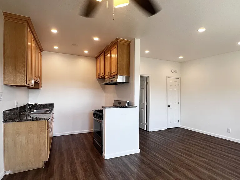 1713 W Malvern Ave #D — Photo 8