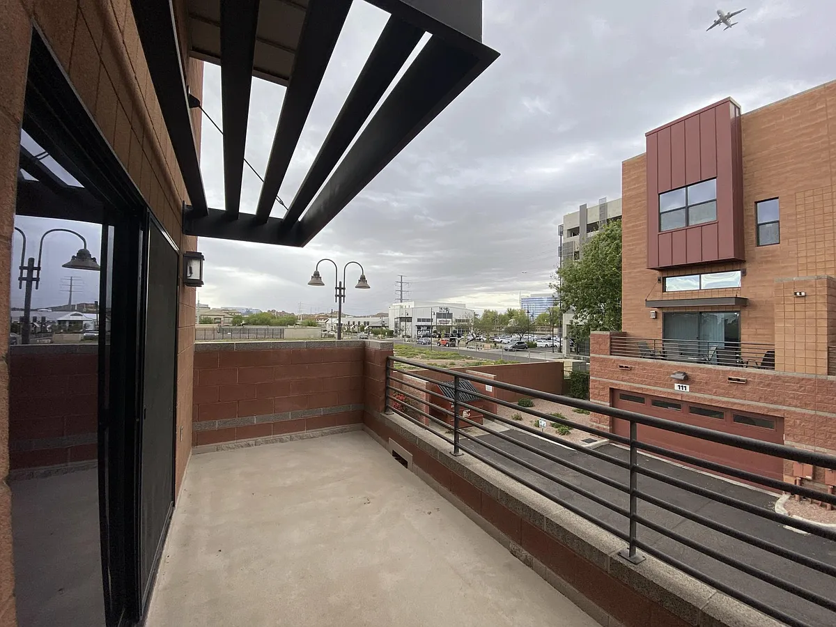 Building Photo - 330 S Farmer Ave #112