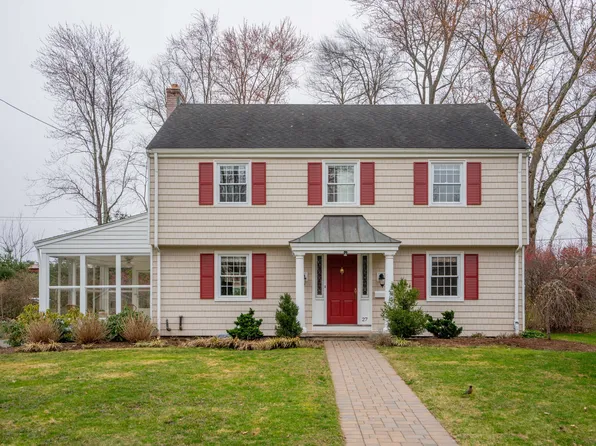 27 Wyndwood Road, West Hartford, CT 06107