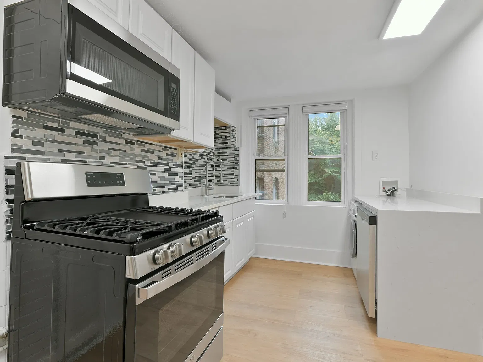 2 bed, 1.0 bath, 700 sqft, $3,500 — Photo 2