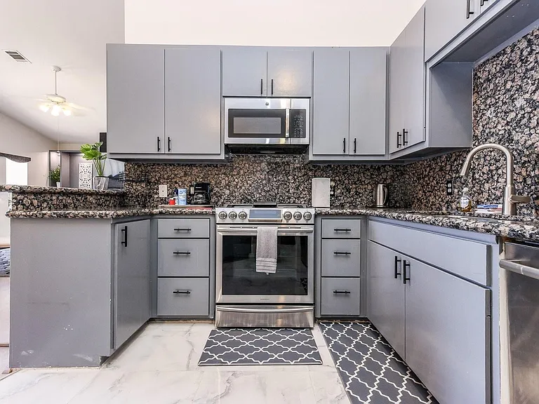 9715 Riddlewood Ln — Photo 17
