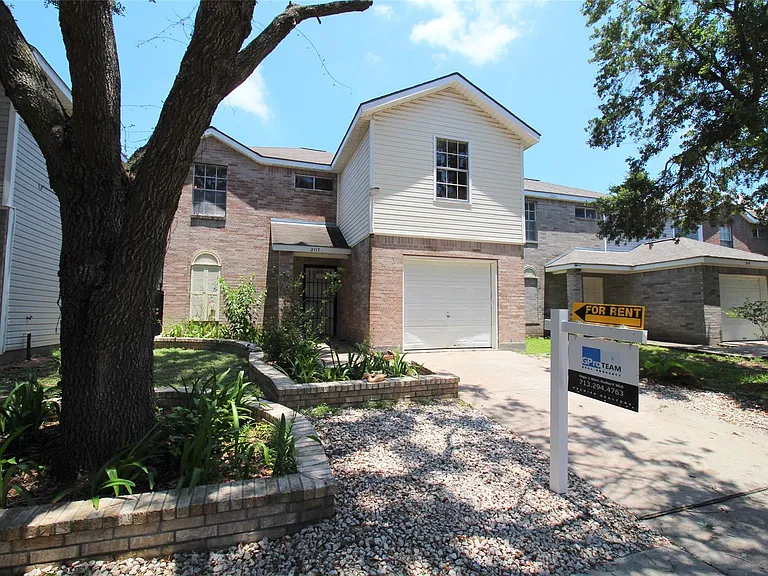 2117 Whittier Dr — Photo 1