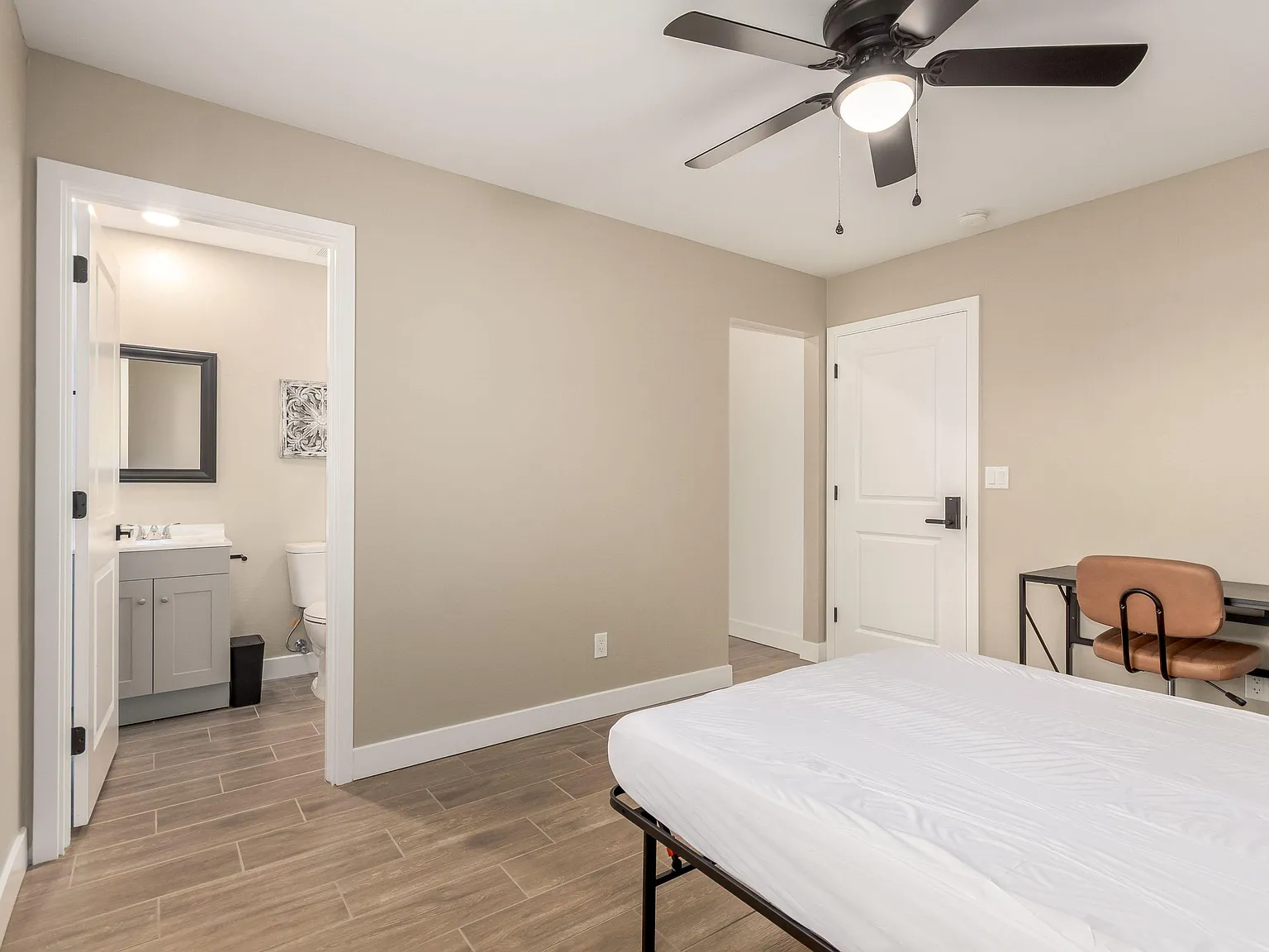 4 bed, 6.0 bath, 2200 sqft, $1,239 — Photo 2