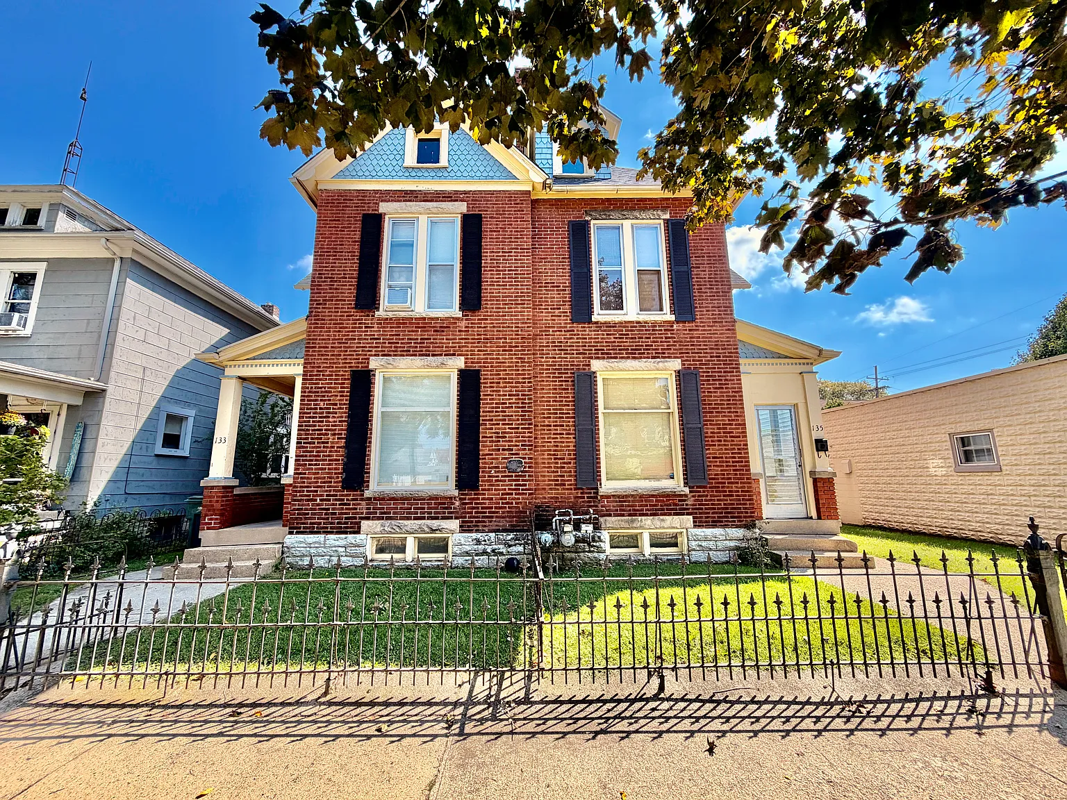 Beautifully Restored Double in Excellent Neighborhood — Photo 3