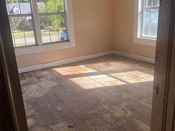 3rd image of 525 W 20th St