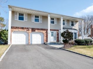 6 Colony Ct, Greenlawn, NY 11740