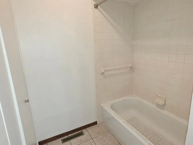 1635 E Hanover St — Photo 8