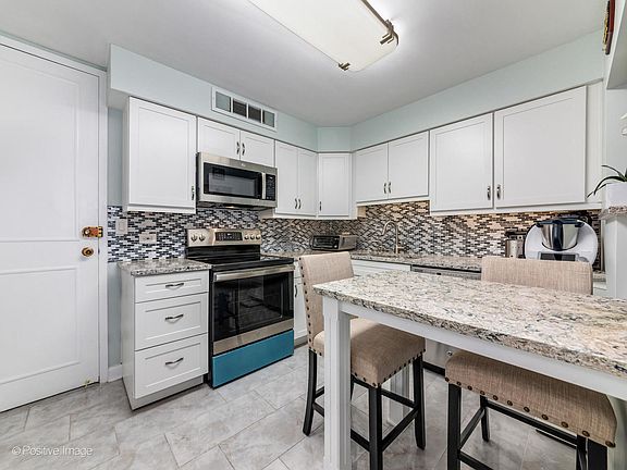 4th image of 6007 N Sheridan Rd APT 14D