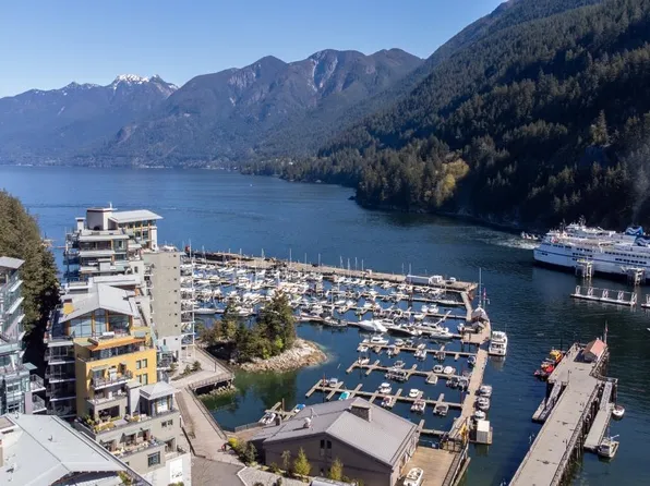6707 Nelson Ave #406, West Vancouver, BC V7T 2G8