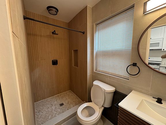4th image of 1042 Victory Blvd Floor 2