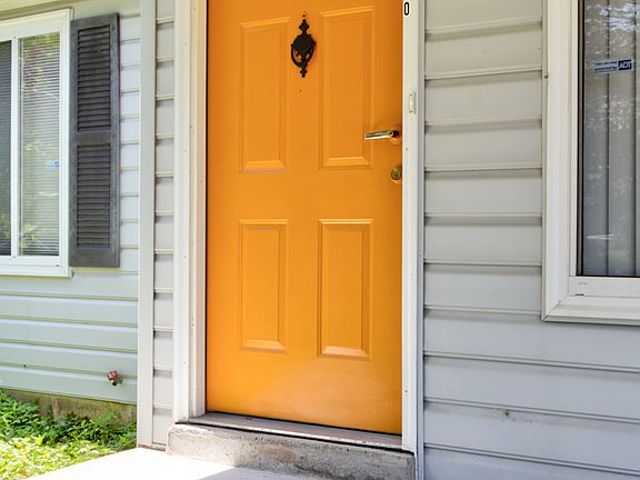 4th image of 210 Glissade Dr