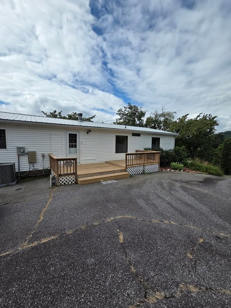 $1,850 - 3 Bedroom 2 Bath Unfurnished Doublewide in a Lovely Setting — Photo 2