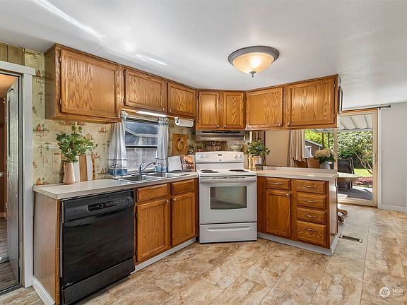 3rd image of 17143 Snowbell Court SE