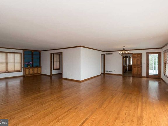 4th image of 400 Queens Ct