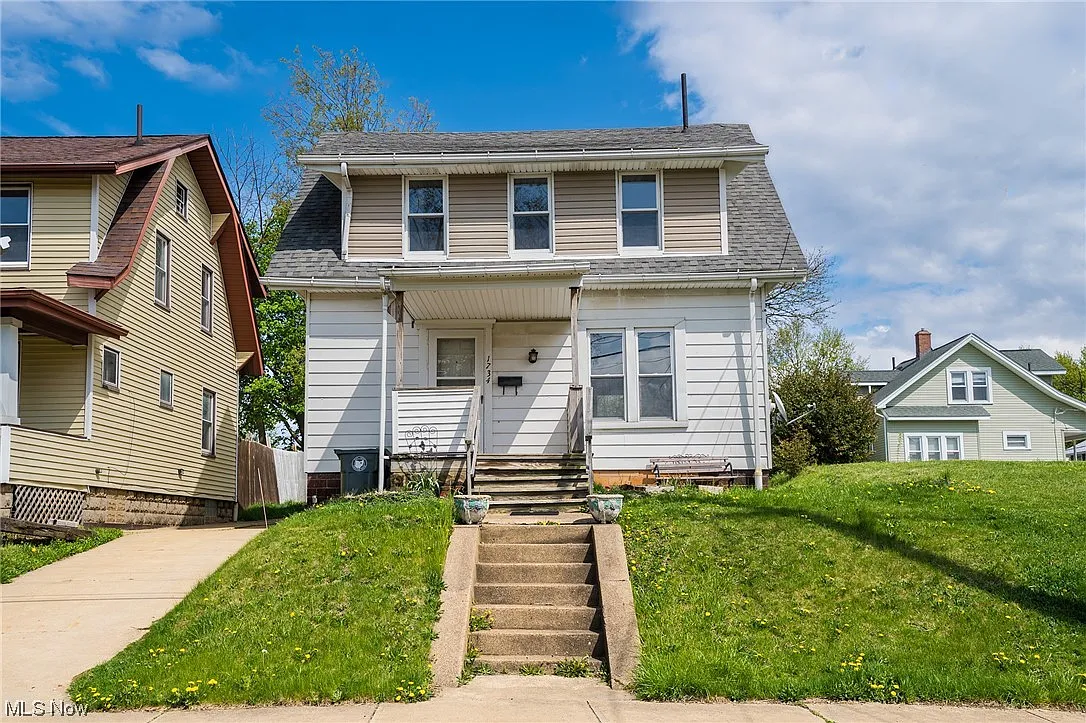 1734 Gibbs Ave NE photo 1