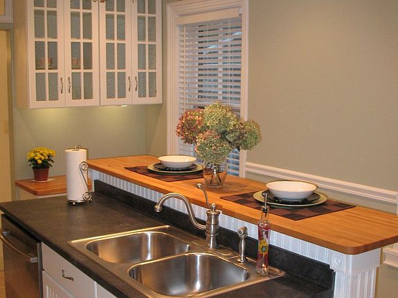 Kitchen w/ island