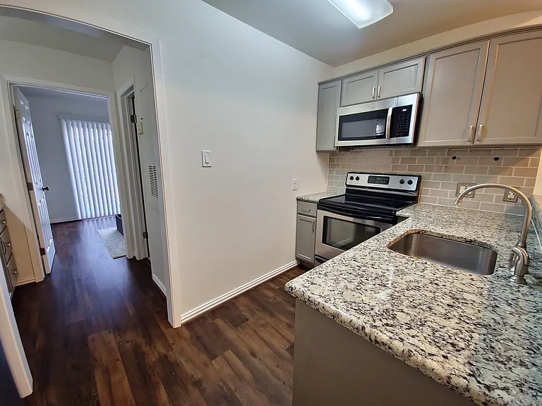 2313 Longview St #205 — Photo 6