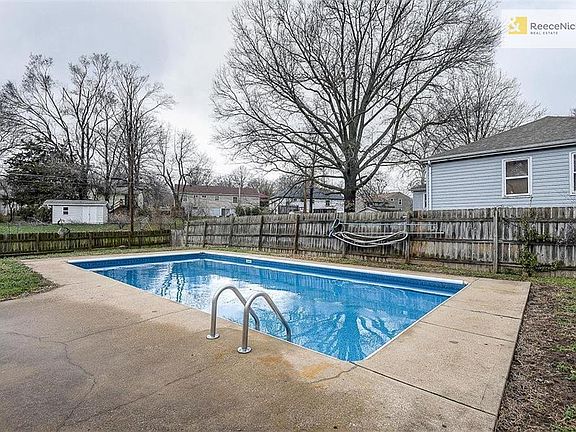 Gorgeous, well maintained pool. Liner was just replaced last summer!