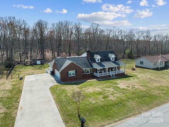 3rd image of 3941 Holly Springs Dr