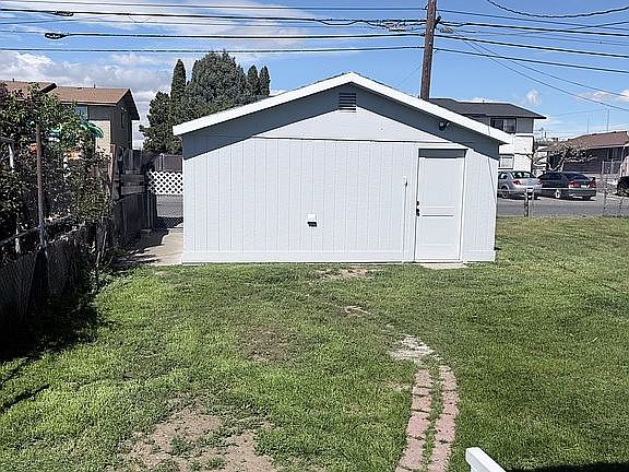 2nd image of 1919 W Irving St
