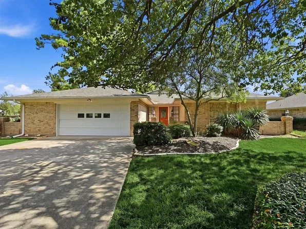 718 Kiowa Dr W, Lake Kiowa, TX 76240