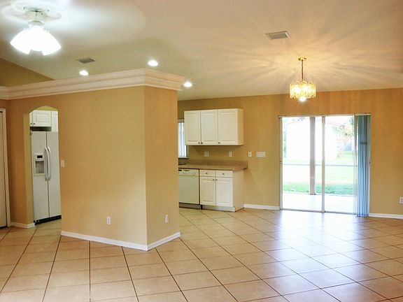 2nd image of 413 SW Lakehurst Drive