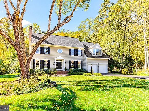3rd image of 305 Durmont Ln