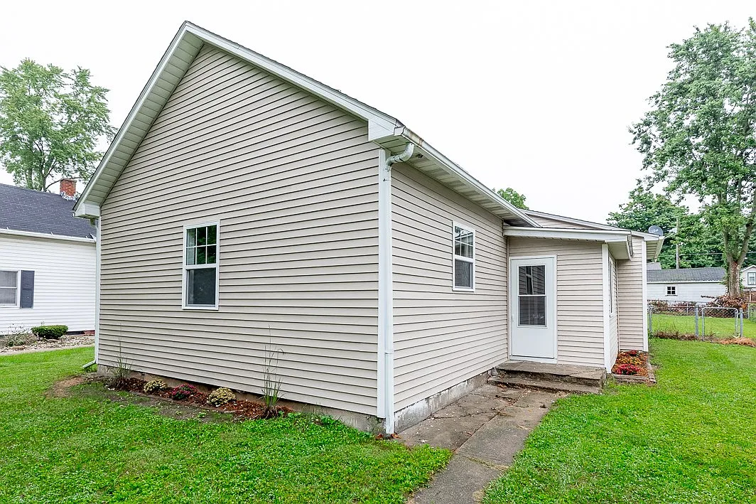 354 N Elm St photo 1