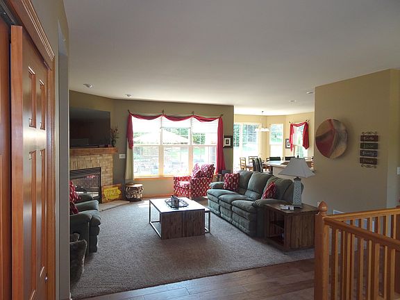 4th image of 1351 Goldfinch Way