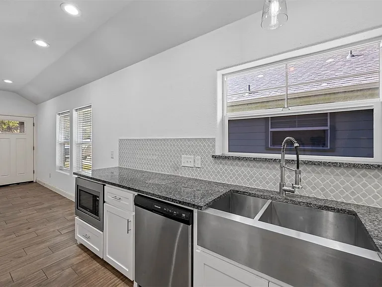 607 E Carter St #607 — Photo 6