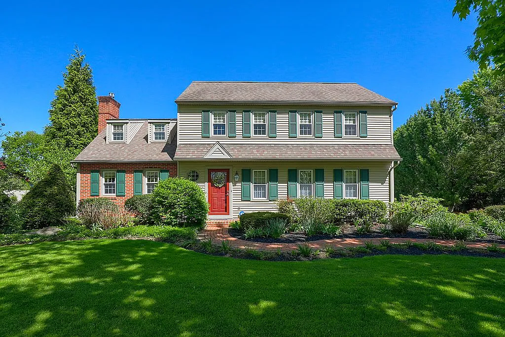 451 Teddy Ave photo 1