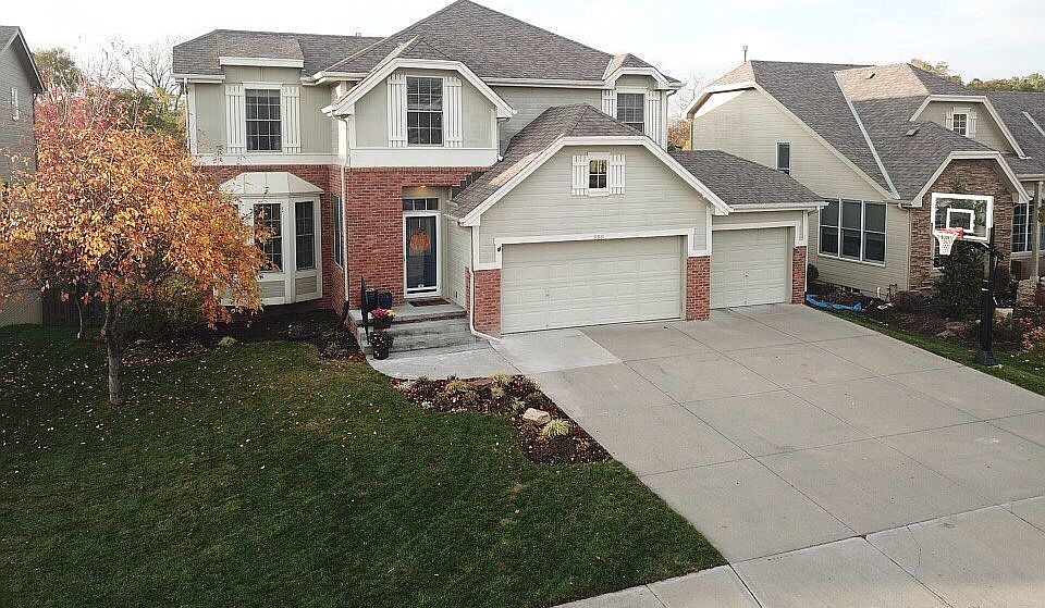1st image of 558 S 181st St