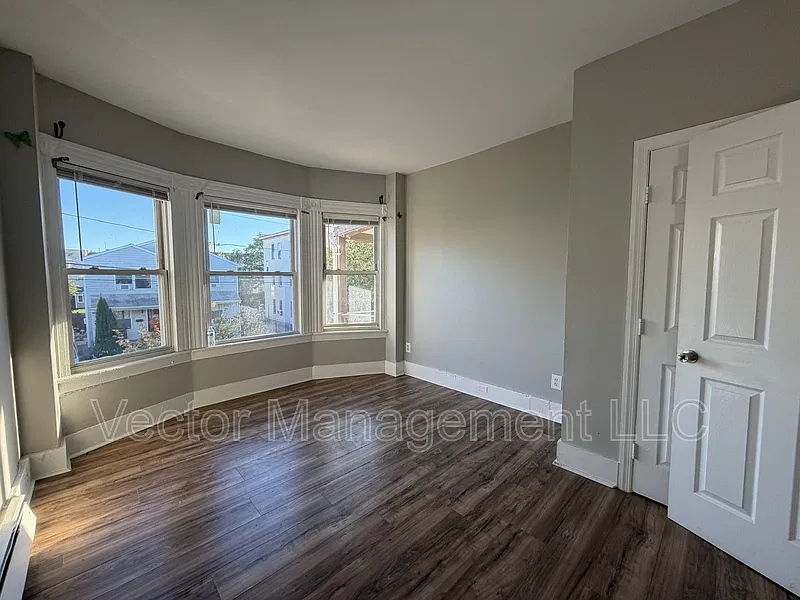 5 bed, 2.0 bath, 1170 sqft, $2,450 — Photo 3