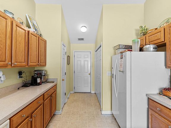 3rd image of 146 Seville Dr.