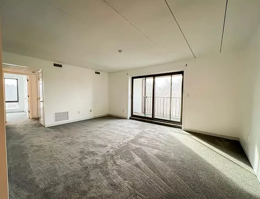 685 Main St — Photo 2