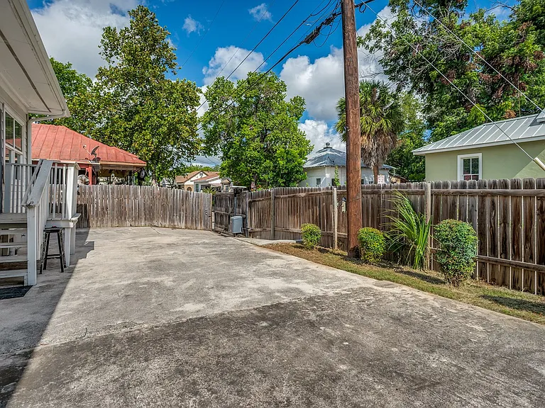 2219 N Flores St — Photo 23