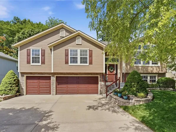 516 NE Topaz Dr, Lees Summit, MO 64086