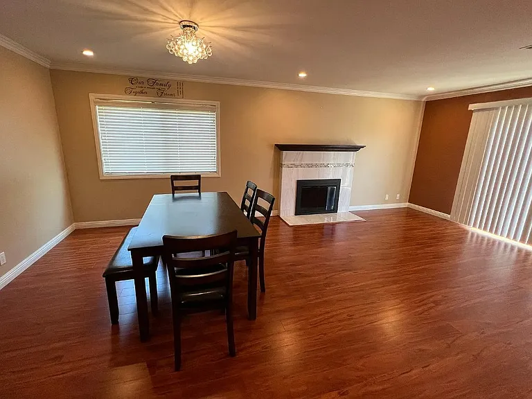 1102 Oakhorne Dr — Photo 2
