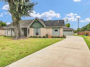 102 Raintree Ln, Lake Jackson, TX 77566