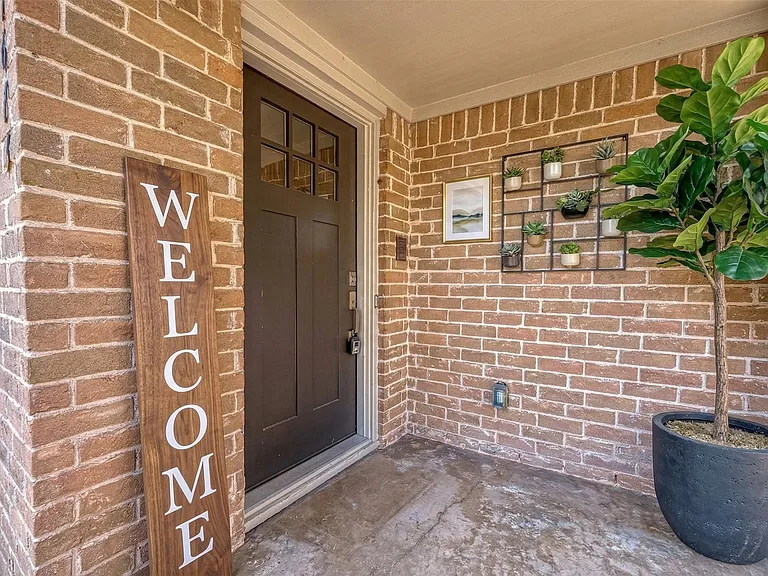 1623 Cherry Ridge Dr — Photo 1