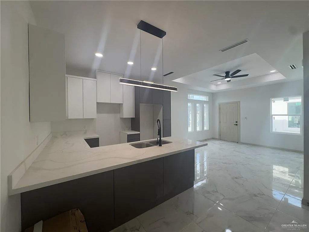 1303 Rosewood Ln — Photo 3