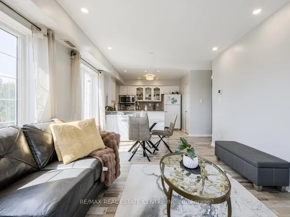 106 Aspen Springs Dr #207, Clarington, ON L1C 5N7