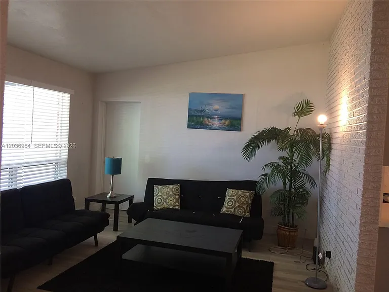 621 SW 64th Way — Photo 3
