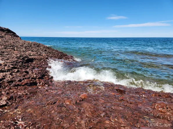 14 Harbor Coast Ln, Copper Harbor, MI 49918