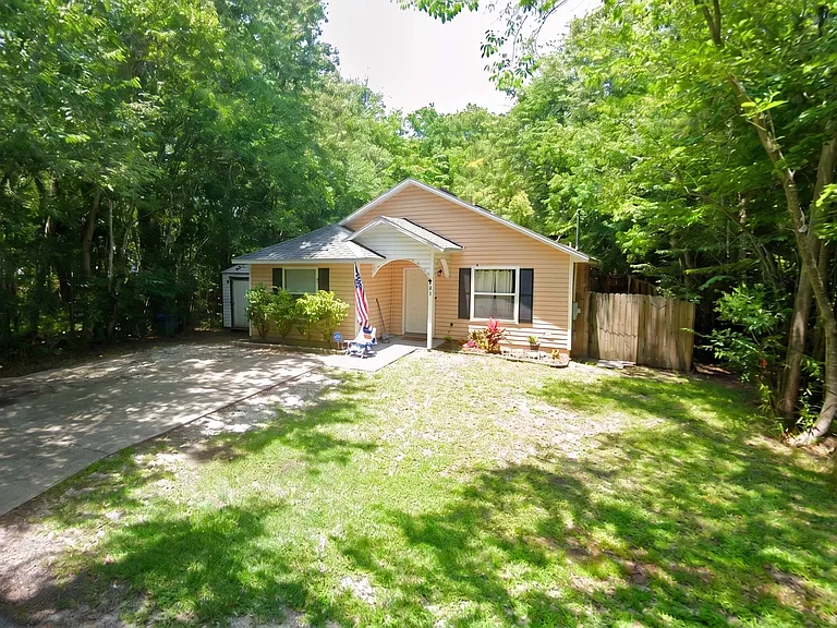 824 Helen St — Photo 1